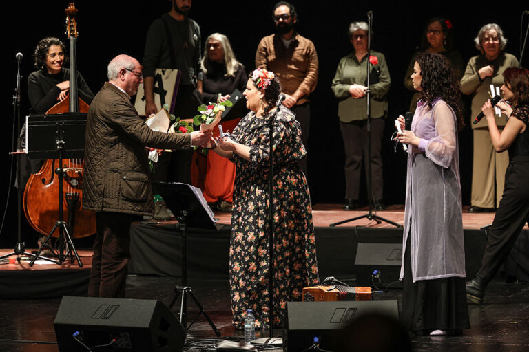 Dia Internacional da Mulher - Concerto de Celina da Piedade - Presidente da Câmara, André Martins, entrega flores a Celina da Piedade