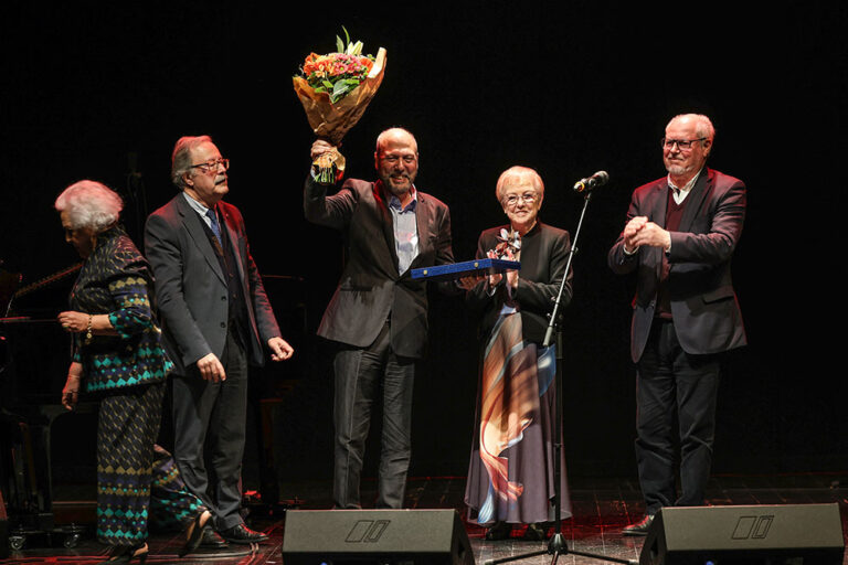 Gala Solidária Lions – Alívio à Fome homenageou Carlos Mendes - Carlos Mendes com o presidente da Câmara, André Martins, o presidente do conselho de governadores do Lions Clube de Portugal, João Campino, e a assessora do Alívio à Fome do Distrito Múltiplo 115 do Lions de Portugal, Maria Augusta Dores