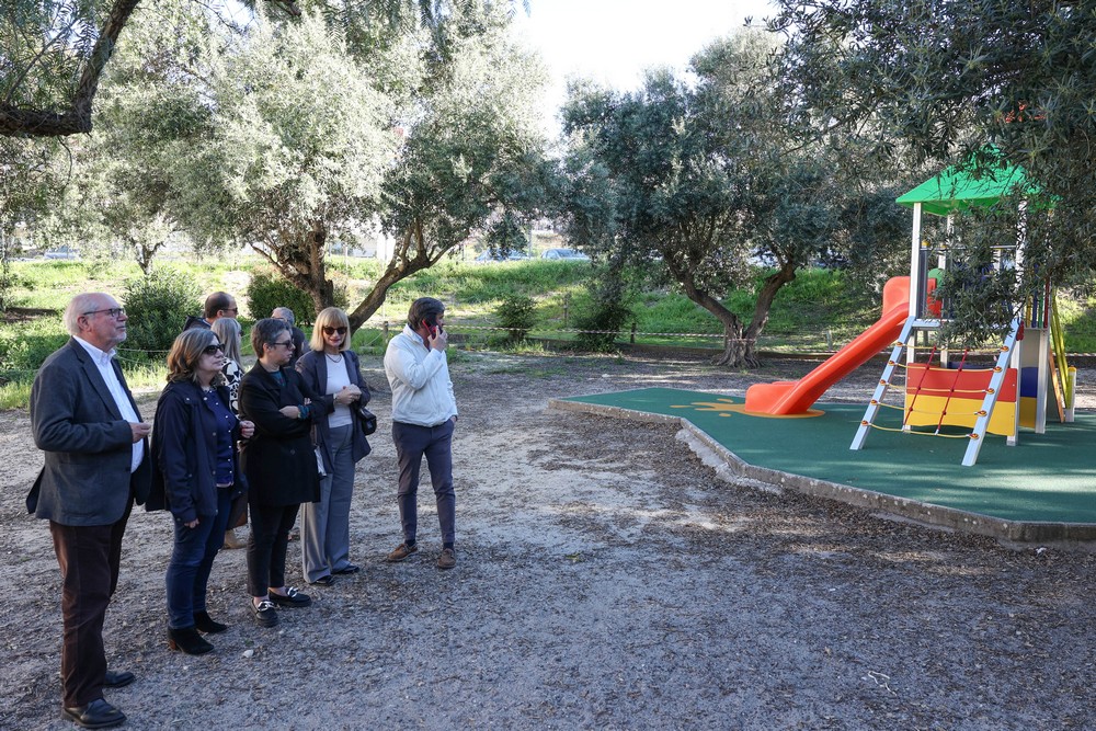 Inauguração do novo parque infantil da Escola Básica e Jardim de Infância da Azeda - Presidente e vice-presidente da Câmara, André Martins e Carla Guerreiro, e presidente da Junta de Freguesia de São Sebastião, Luís Matos