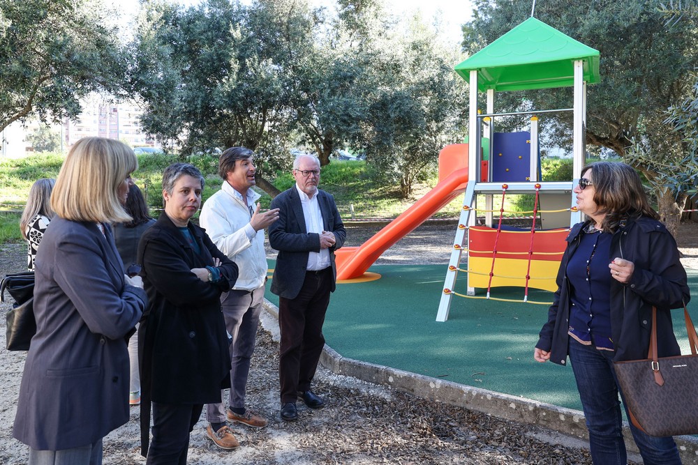 Inauguração do novo parque infantil da Escola Básica e Jardim de Infância da Azeda - Presidente e vice-presidente da Câmara, André Martins e Carla Guerreiro, e presidente da Junta de Freguesia de São Sebastião, Luís Matos