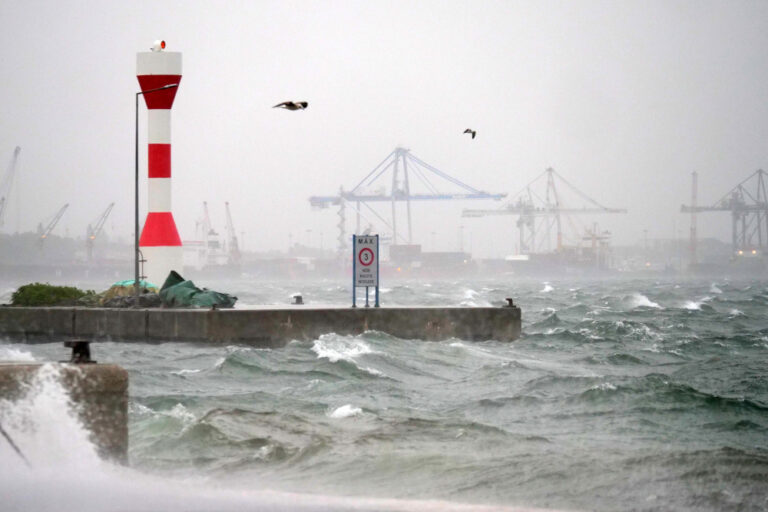 Agitação marítima no rio Sado