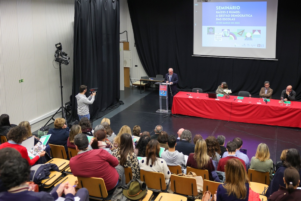 Seminário “Raízes e Rumos – A Gestão Democrática das Escolas” no auditório da Escola Secundária Sebastião da Gama