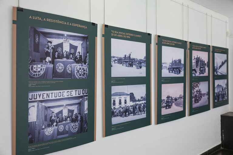 25 de Abril - exposição de fotografias de Américo Ribeiro - Fotografias que Contam Histórias II - Sinais de Liberdade