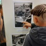 Várias crianças observaram fotos de arquivo dos bairros de barracas existentes no período anterior ao 25 de Abril