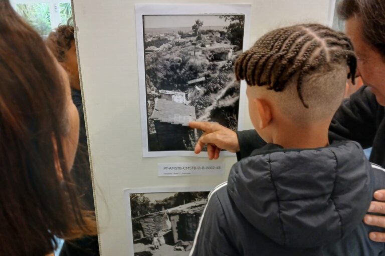 Várias crianças observaram fotos de arquivo dos bairros de barracas existentes no período anterior ao 25 de Abril