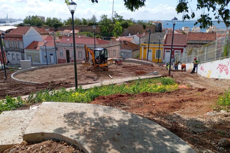 Estão a decorrer as obras que vão apetrechar o Bairro dos Pescadores com novos espaços públicos