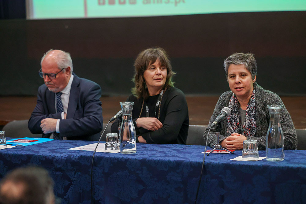 Encontro “Educação e Transferência de Competências – Descentralização vs. Desresponsabilização” - Presidente do conselho diretivo da AMRS e da Câmara de Setúbal, André Martins, vice-presidente da Câmara, Carla Guerreiro, e Filipa Bonita, coordenadora técnica da AMRS