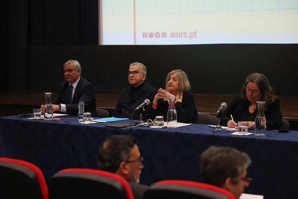 Encontro “Educação e Transferência de Competências – Descentralização vs. Desresponsabilização” - Presidentes das câmaras de Sesimbra, Alcácer do Sal e Montijo, Francisco Jesus, Vítor Proença e Maria Clara Silva, e Vanessa Silva, responsável técnica do Grupo Intermunicipal da Educação da AMRS