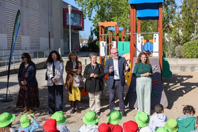 Abertura de novos parques infantis em quatro escolas do 1.º Ciclo do Ensino Básico de Azeitão - EB/JI da Brejoeira - Presidente e vice-presidente da Câmara, André Martins e Carla Guerreiro, e presidente da Junta de Freguesia de Azeitão, Sónia Paulo