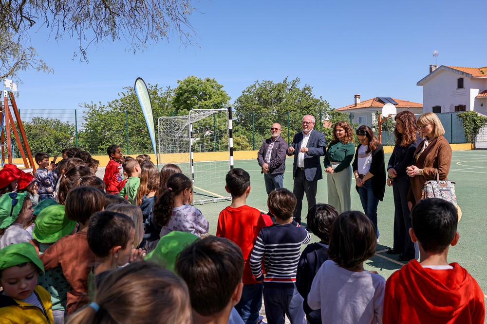 Abertura de novos parques infantis em quatro escolas do 1.º Ciclo do Ensino Básico de Azeitão - EB de Vendas de Azeitão - Presidentes da Câmara, André Martins, e da Junta de Freguesia de Azeitão, Sónia Paulo