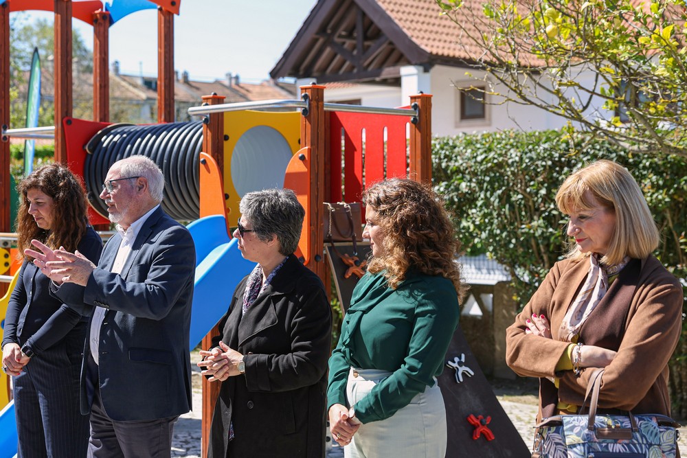 Abertura de novos parques infantis em quatro escolas do 1.º Ciclo do Ensino Básico de Azeitão - EB de Vila Fresca de Azeitão - Presidente e vice-presidente da Câmara, André Martins e Carla Guerreiro, e presidente da Junta de Freguesia de Azeitão, Sónia Paulo