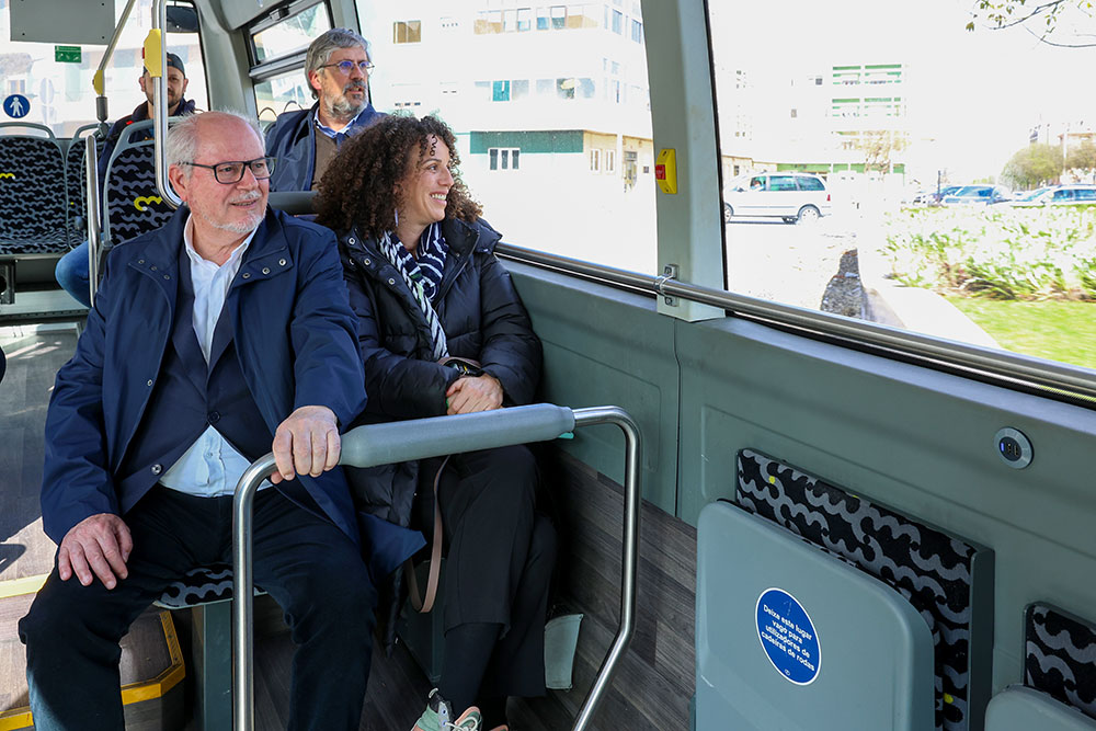 Presidente da Câmara, André Martins, experimentou as novas linhas circulares urbanas da Carris Metropolitana com a vereadora do Urbanismo e da Mobilidade, Rita Carvalho