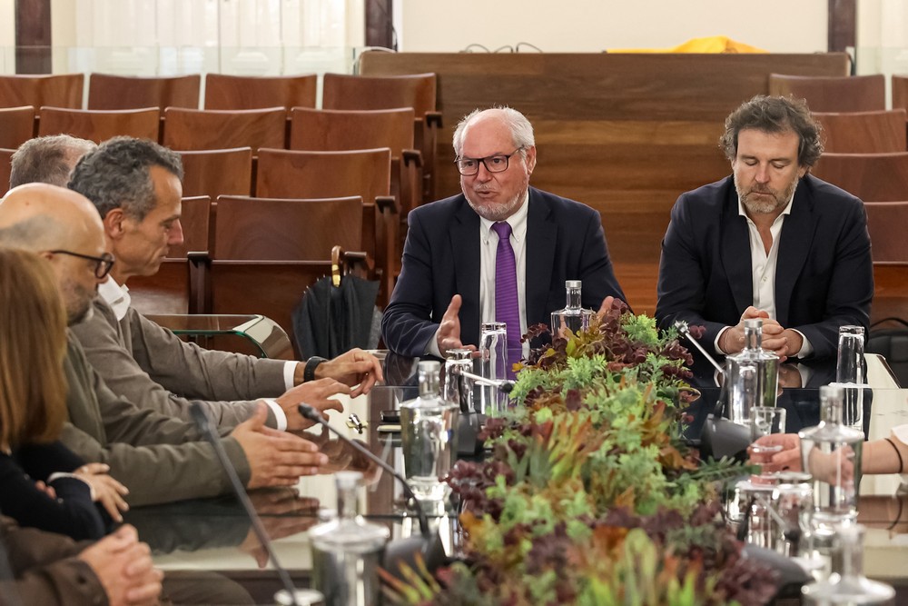 Órgãos sociais do Vitória Futebol Clube apresentaram cumprimentos ao presidente da Câmara - Presidente da Câmara, André Martins, vereador Pedro Pina, e presidente do Vitória, Francisco Alves Rito