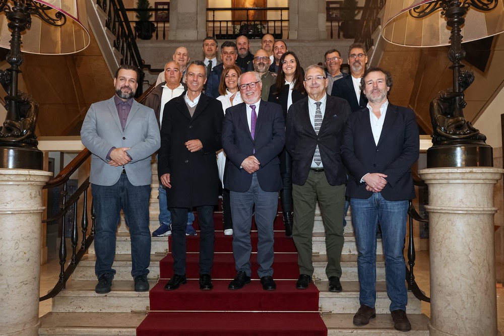 Órgãos sociais do Vitória Futebol Clube apresentaram cumprimentos ao presidente da Câmara - Presidente da Câmara, André Martins, vereador Pedro Pina, e presidentes do Vitória, Francisco Alves Rito, da assembleia geral do clube, Chumbita Nunes, e do conselho fiscal e disciplinar, Carlos Carmo