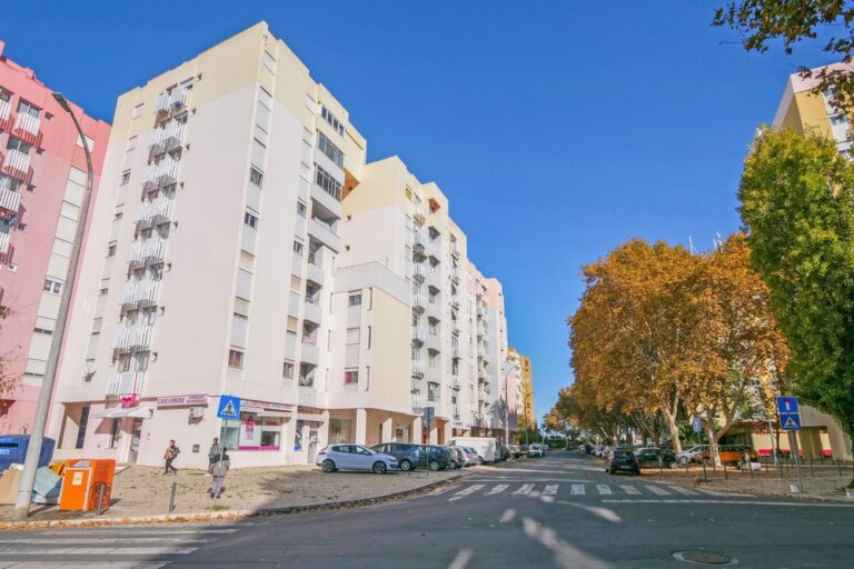 Obra de reabilitação de habitações no Bairro da Quinta do Freixo debatida com a população