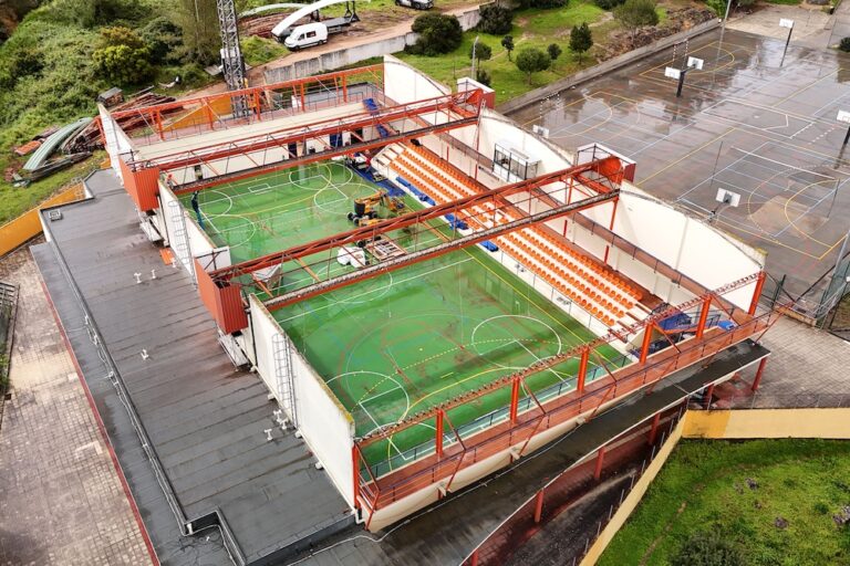 Trabalhos de instalação de nova cobertura no Pavilhão João dos Santos