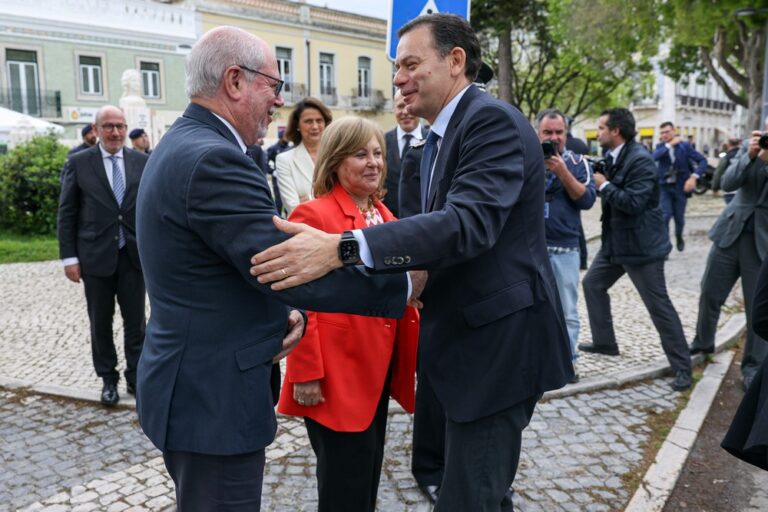 Governo entregou novas viaturas e outros equipamentos ao Comando Distrital de Setúbal da PSP - Presidente da Câmara, André Martins, primeiro-ministro, Luís Montenegro, e ministra da Administração Interna, Margarida Blasco