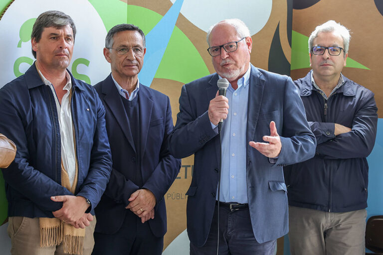 Apresentação do projeto de recolha de resíduos porta a porta nos bairros Santos Nicolau e Nossa Sr.ª da Conceição - Presidentes da Câmara, André Martins, da Junta de Freguesia de São Sebastião, Luís Matos, e dos SMS, Carlos Rabaçal, e Alexandre Freire, engenheiro dos SMS