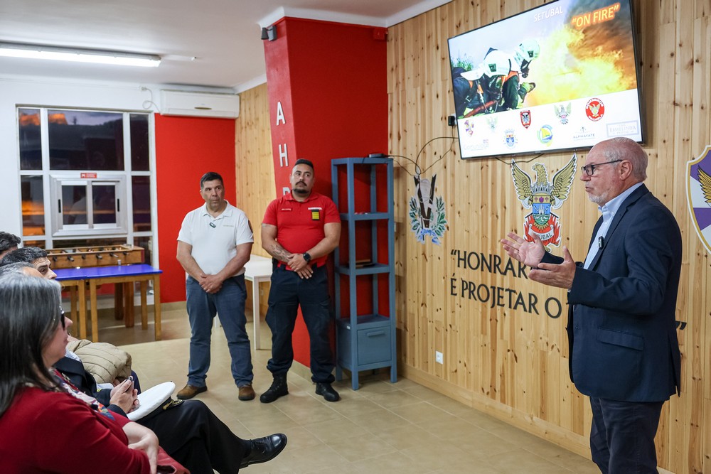 Receção das quatro corporações de bombeiros voluntários participantes no exercício "Setúbal On Fire" - Presidente da Câmara, André Martins, presidente da AHBVS, Sérgio Varela, e comandante dos Bombeiros Voluntários de Setúbal, Nélio Condeço