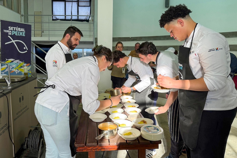 29.ª edição do Festival Queijo, Pão e Vinho - Showcooking no âmbito da Semana do Choco 2025, com o chef Luís Alves e quatro alunos da Escola de Hotelaria e Turismo de Setúbal