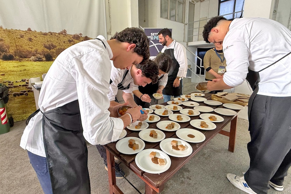 29.ª edição do Festival Queijo, Pão e Vinho - Showcooking no âmbito da Semana do Choco 2025, com o chef Luís Alves e quatro alunos da Escola de Hotelaria e Turismo de Setúbal