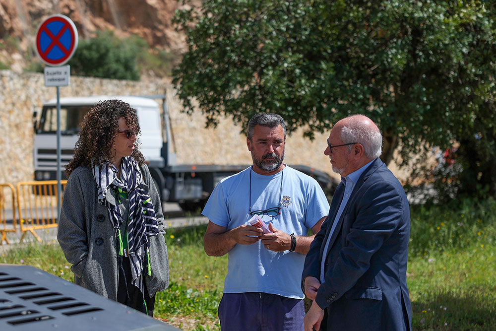 Nova rotunda provisória da Figueirinha foi feita pelos serviços operacionais do município - Presidente da Câmara, André Martins, e vereadora Rita Carvalho