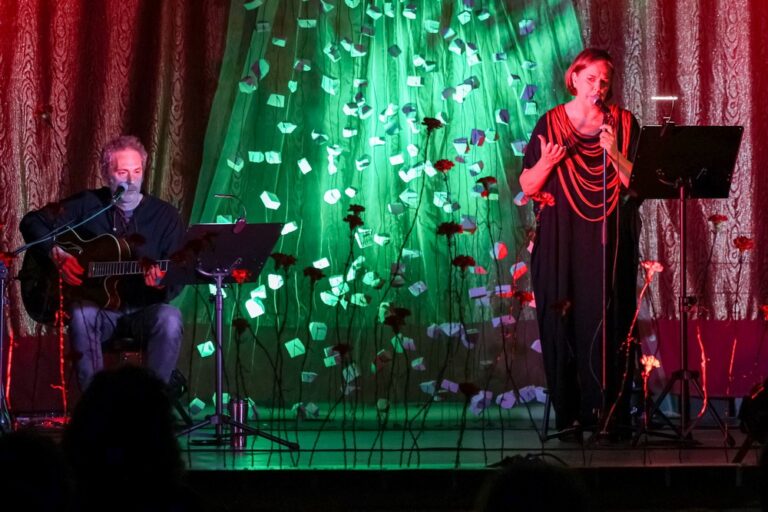 Célia David e João Fernandez, do TAS, protagonizaram o espetáculo "Elas Encheram as Ruas de Cravos"