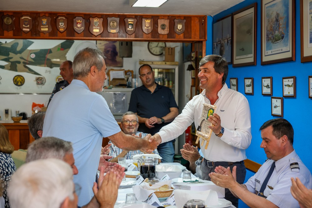 40.º aniversário do Núcleo de Setúbal da Associação de Especialistas da Força Aérea - Presidentes da Junta de Freguesia de São Sebastião, Luís Matos, e do núcleo, Joaquim Condeço Marques