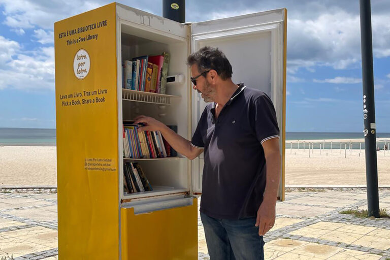 Biblioteca Livre - praia da Figueirinha