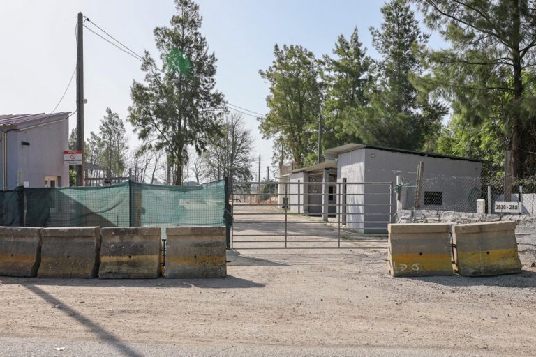 Colocação de obstáculos junto do portão do terreno em Poçoilos onde tem havido a descarga irregular de efluentes, para impedir a entrada de veículos pesados e a continuação da atividade