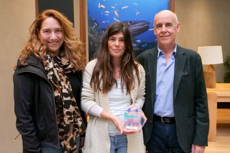 Raquel Gaspar, ao centro, com o Prémio Europeu Natura 2000 entregue à Ocean Alive