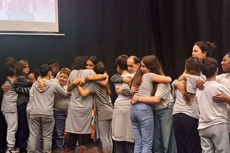 Dançando Crio um Mundo