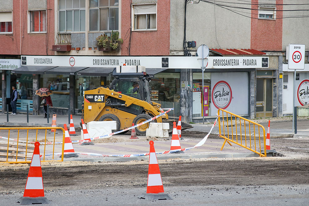 Iniciada a repavimentação da Rua da Camarinha, com a realização de fresagens