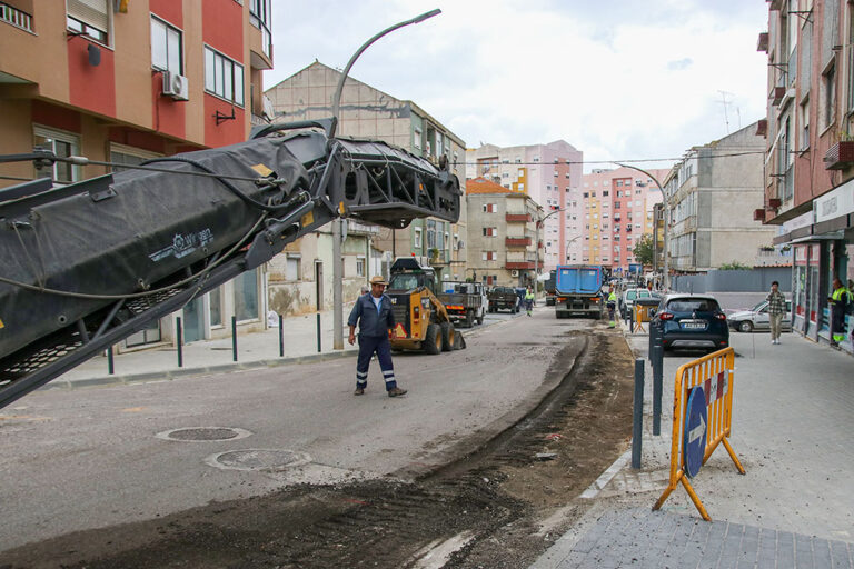 Iniciada a repavimentação da Rua da Camarinha, com a realização de fresagens