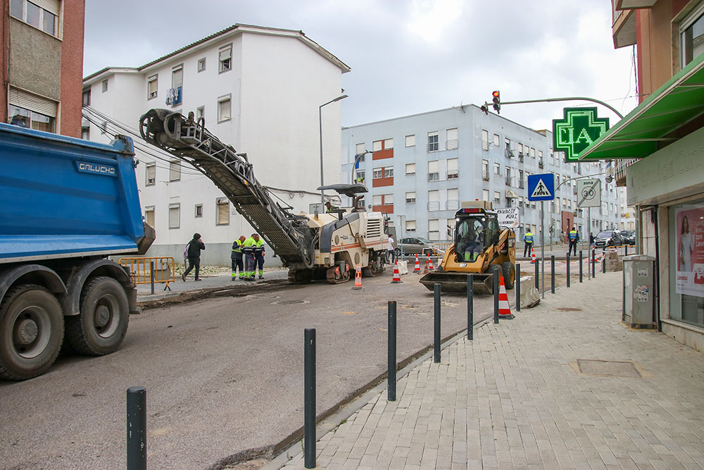 Iniciada a repavimentação da Rua da Camarinha, com a realização de fresagens