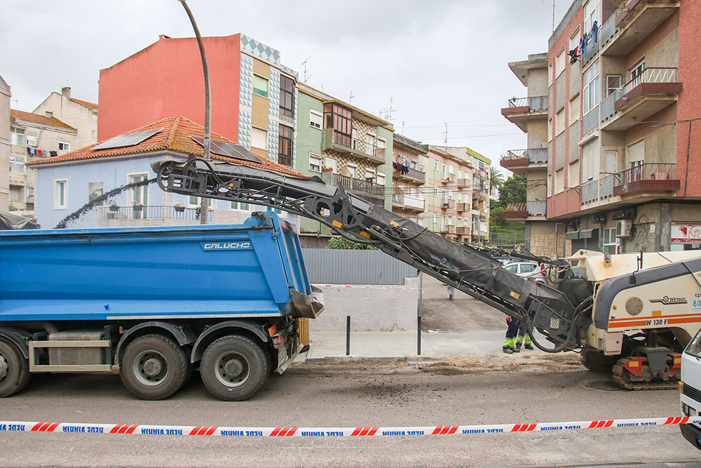 Iniciada a repavimentação da Rua da Camarinha, com a realização de fresagens