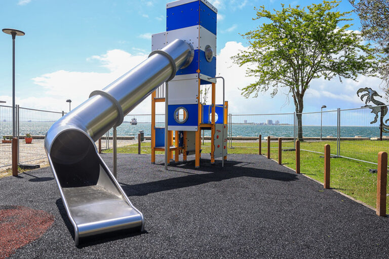 Uma das áreas do novo parque infantil do Jardim da Beira-Mar inspira-se num farol