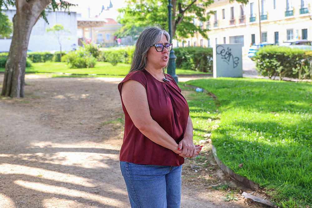 Fátima Silveirinha garante que o corte e limpeza de ervas já está concluído em alguns locais, e que vai continuar até que o espaço público fique limpo