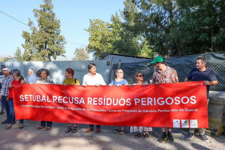 Ação de protesto contra despejos ilegais de resíduos em Poçoilos