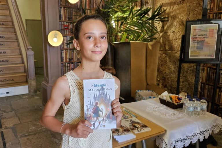 Rita Clara Sousa é a autora do livro "O Mundo das Mapolitanas"