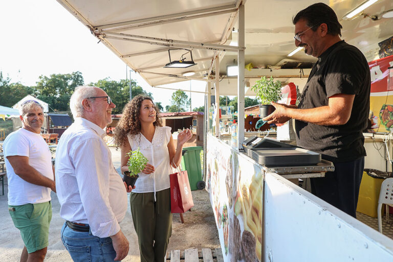 Arraial de Santos Populares no campo de futebol da Herdade da Mourisca - Presidentes da Câmara, André Martins, e da Junta de Freguesia do Sado, Marlene Caetano