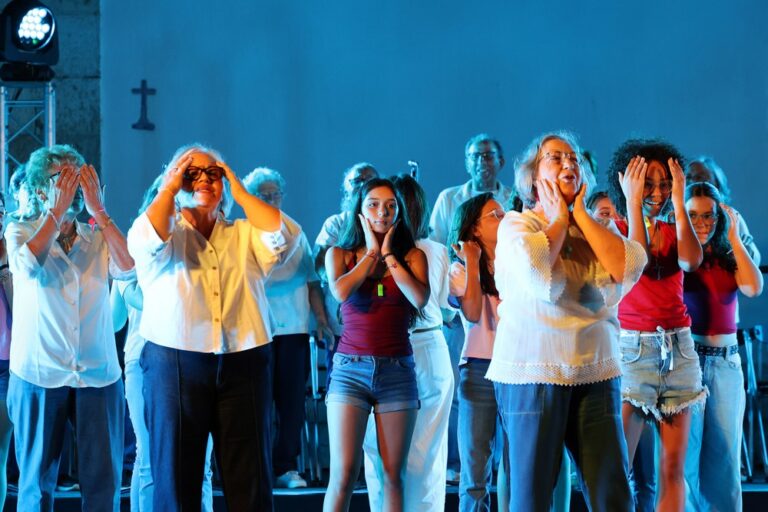 Idosos e jovens decidiram transformar as memórias pessoais em arte e dar corpo à alegria, à resistência, às saudades e aos sonhos