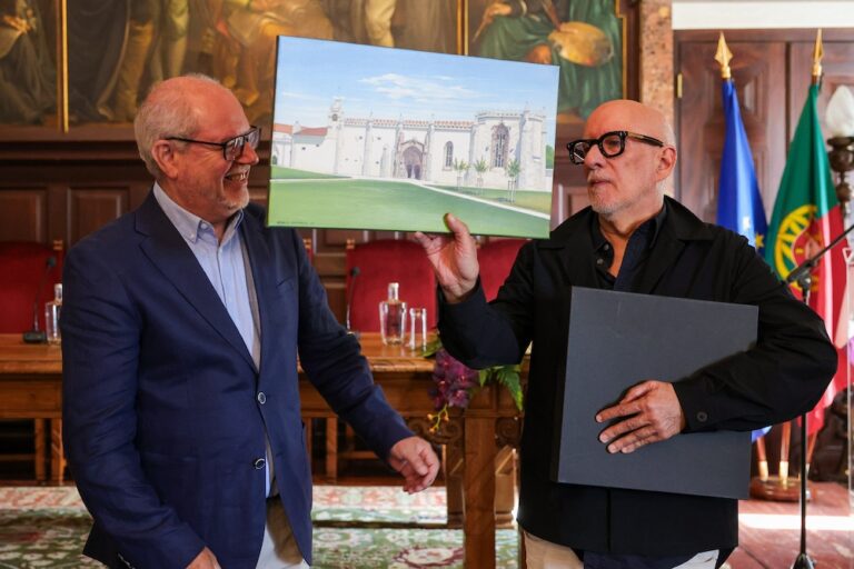 Homenagem ao arquiteto João Luís Carrilho da Graça - O homenageado e o presidente da Câmara, André Martins