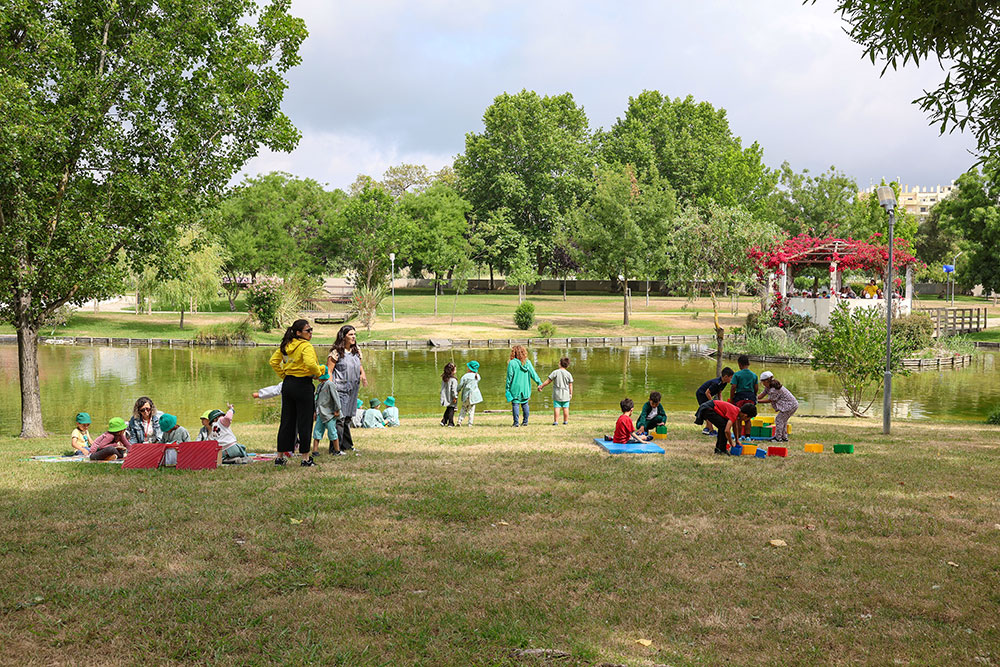 Mais de uma centena de alunos de jardins de infância e escolas básicas de 1.º ciclo do concelho participaram em atividades do “Hora de Brincar”, no Jardim da Algodeia