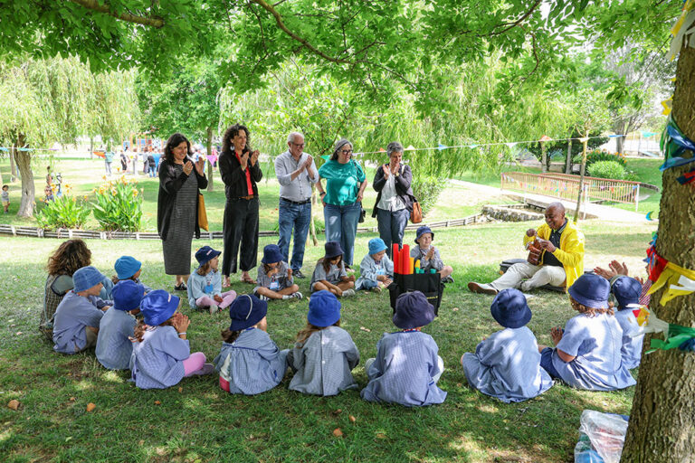 Mais de uma centena de alunos de jardins de infância e escolas básicas de 1.º ciclo do concelho participaram em atividades do “Hora de Brincar”, no Jardim da Algodeia