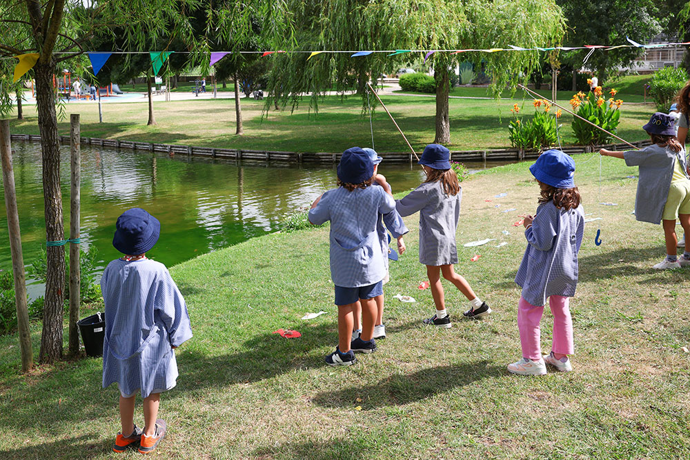 Mais de uma centena de alunos de jardins de infância e escolas básicas de 1.º ciclo do concelho participaram em atividades do “Hora de Brincar”, no Jardim da Algodeia