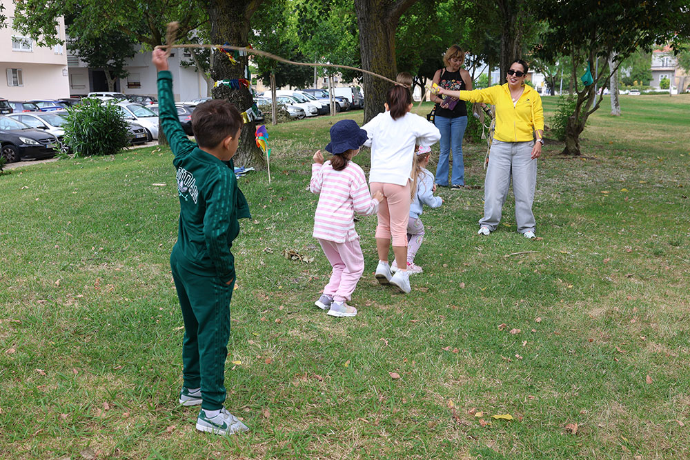 Mais de uma centena de alunos de jardins de infância e escolas básicas de 1.º ciclo do concelho participaram em atividades do “Hora de Brincar”, no Jardim da Algodeia
