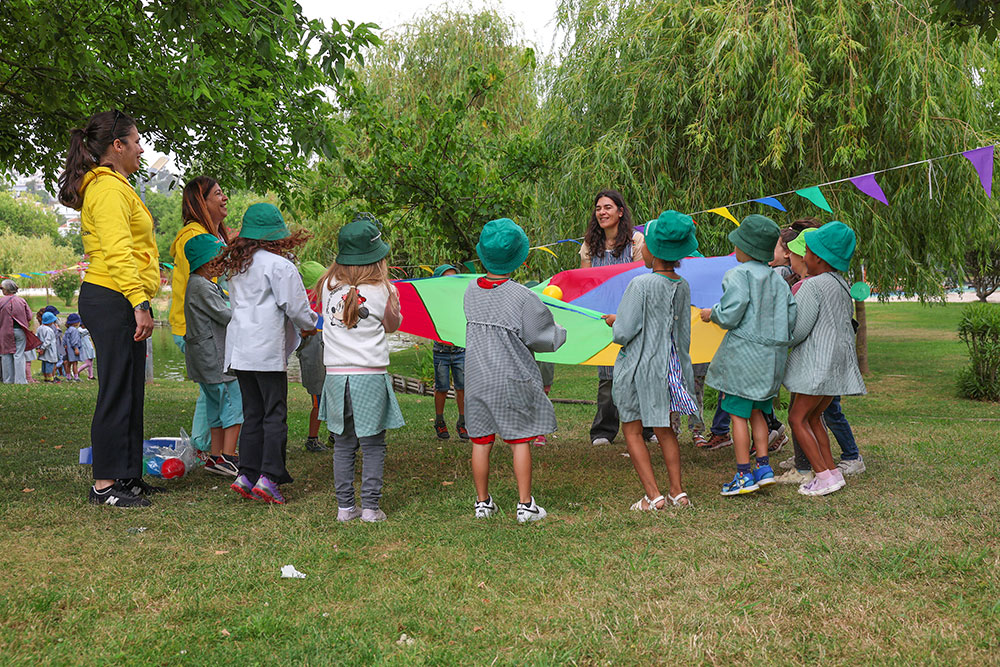 Mais de uma centena de alunos de jardins de infância e escolas básicas de 1.º ciclo do concelho participaram em atividades do “Hora de Brincar”, no Jardim da Algodeia