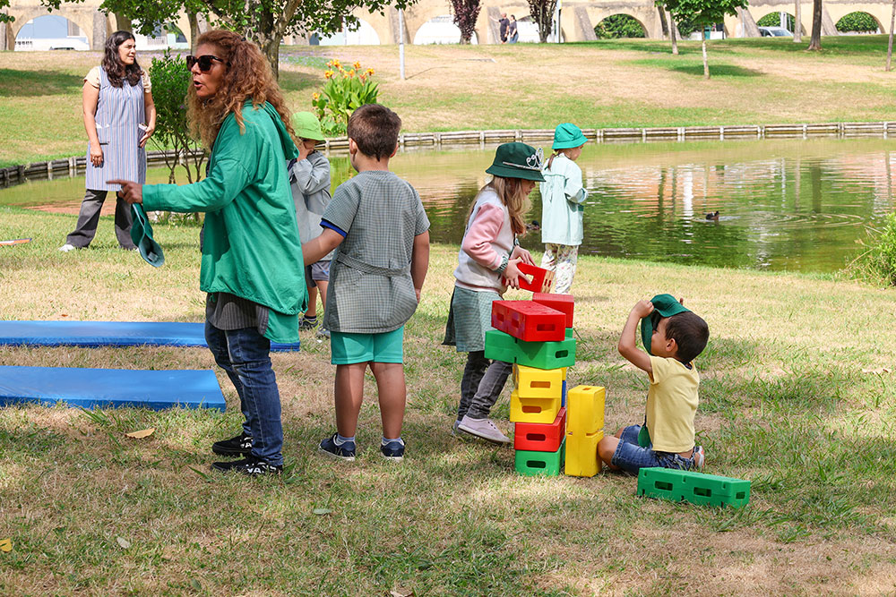 Mais de uma centena de alunos de jardins de infância e escolas básicas de 1.º ciclo do concelho participaram em atividades do “Hora de Brincar”, no Jardim da Algodeia