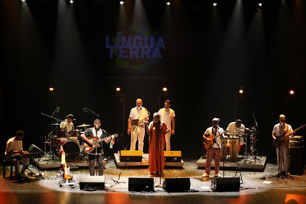 Manecas Costa, Karyna Gomes e Remma Schwarz, filho do homenageado, celebram a obra do artista da Guiné-Bissau, José Carlos Schwarz